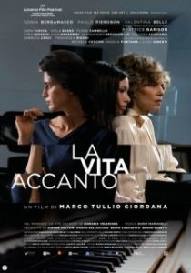 Постер Далекие близкие (La vita accanto)